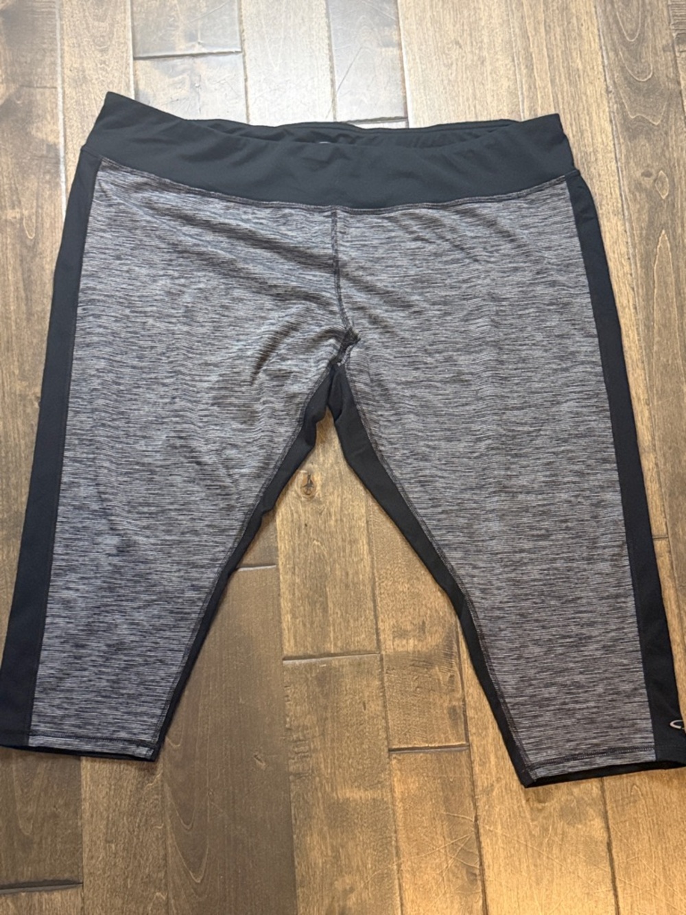 Champion Womens Gray and Black Cropped Performance Leggings